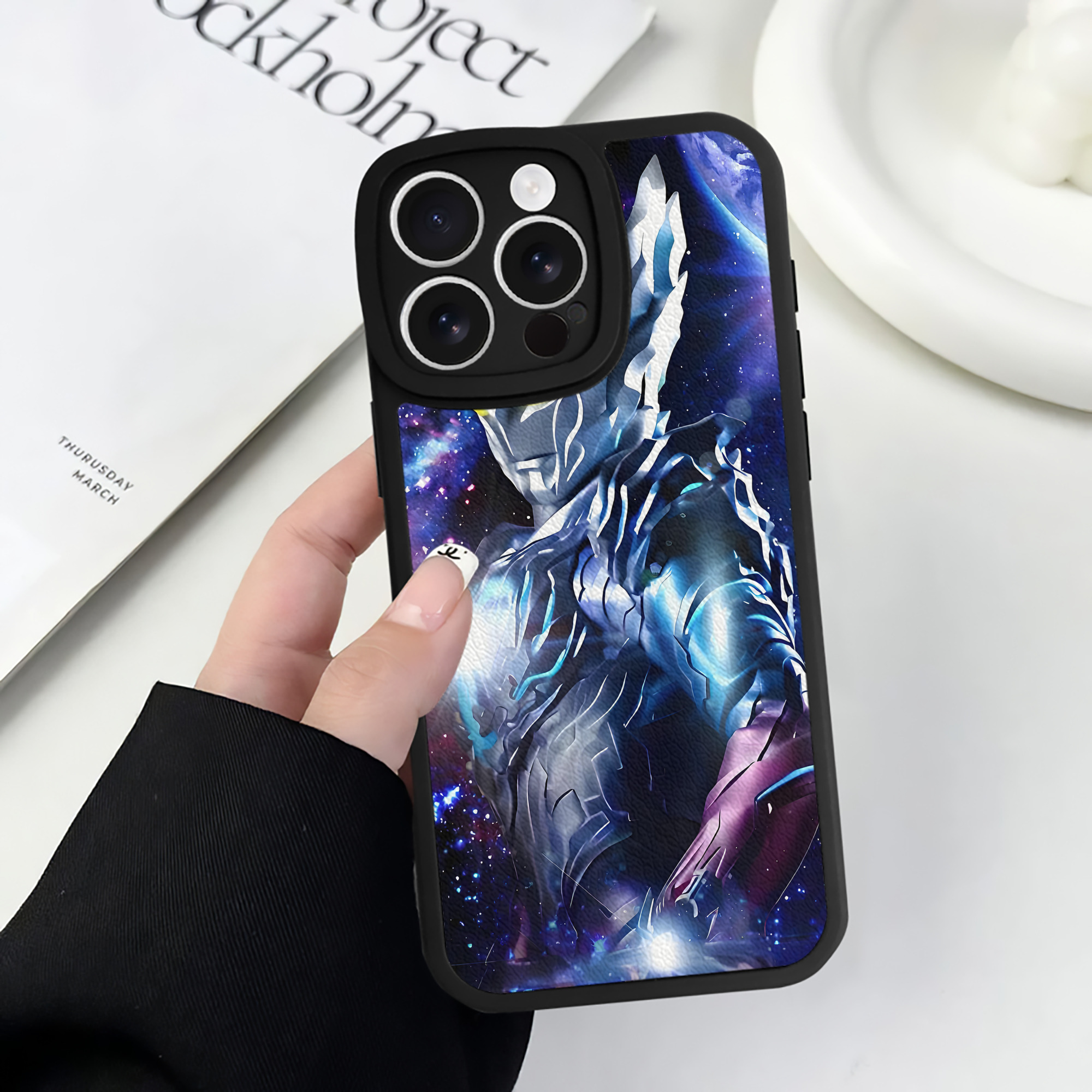 （画像用） ウルトラマン Ultraman 【iPhone 16シリーズ対応】シリコンスマホケース（レザー調） 材質：シリコン